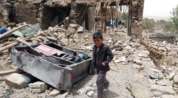 Yemeni child amidst destrction